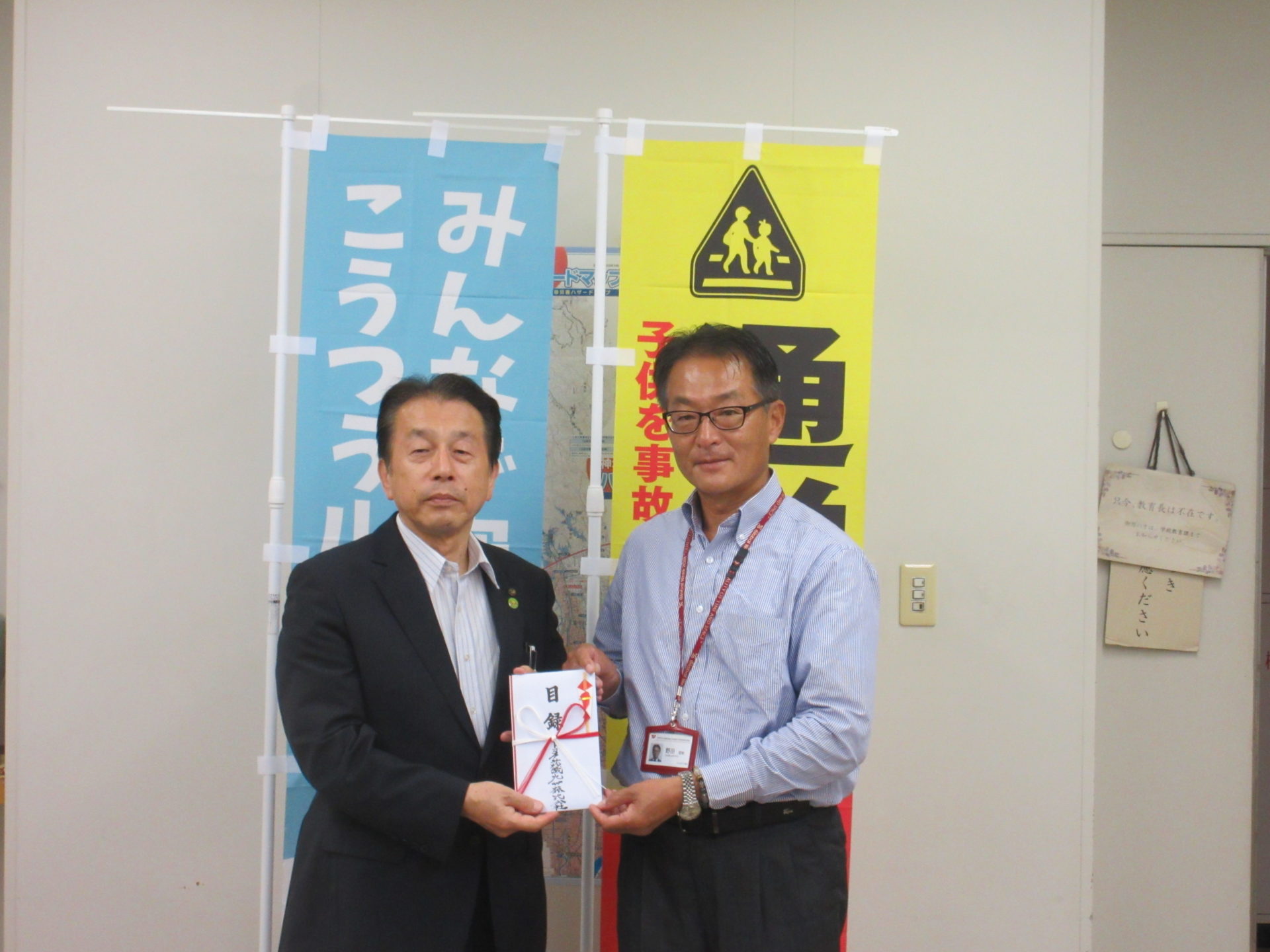神埼市教育委員会への贈呈式